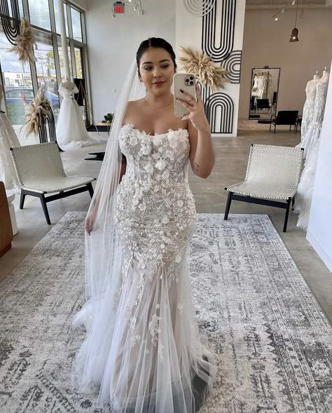 Wedding Dresses For Big Booties, Large Chested Wedding Dress, 2023 Wedding Dresses Curvy, Curvy Lace Wedding Dress, Plus Size Drop Waist Wedding Dress, Bridal Hair Plus Size Bride, Size 10 Wedding Dress Curvy Bride, Mid Size Bridal Gowns, Wedding Dresses Medium Size The Bride