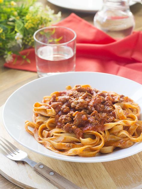 Preparate un soffritto con carota, sedano e cipolla ben tritati in un filo d'olio di oliva. Imbiondito il soffritto, aggiungete la salsiccia sgranata e rosolatela giusto il tempo di farle cambiare colore. La mia salsiccia era condita con sale, pepe e semi di finocchio quindi non ho aggiunto altro, voi valutate in base alla tipologia scelta e se occorre aggiustate di sale o di spezie. Sfumate adesso con un bicchiere di vino rosso. Sfumata la parte alcolica del vino, aggiungete il concentrato di p Pasta Al Ragu, Ragu Bolognese, Pasta Al Pesto, Pasta Bolognese, Pasta Fatta In Casa, Sicilian Recipes, Pasta Fresca, Main Course, Pasta Recipes