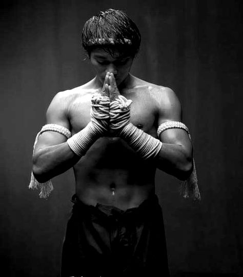 Muay Thai Tony Jaa, Boxe Thai, Muay Thai Training, Ju Jitsu, Martial Artists, Human Poses Reference, Martial Artist, Action Poses, Men Model