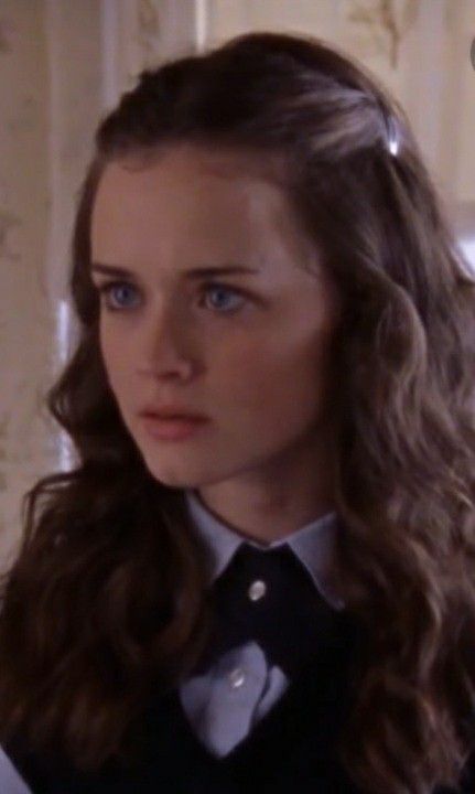 Old Times Hairstyle, Rory Gilmore Wavy Hair, Aesthetic Hair Down Hairstyles, Lane Kim Hairstyles, Boarding School Hairstyles, Put Back Hairstyles, Cute Hair Inspo For Medium Hair, Rory Gilmore Hair Styles, Old Preppy Hairstyles