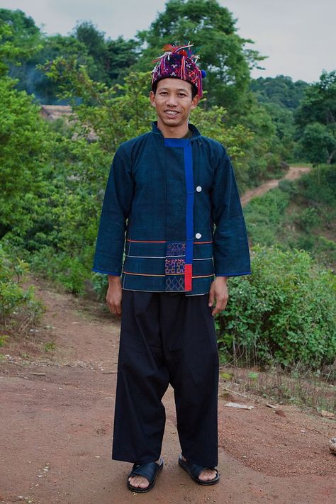 Akha people - Wikipedia, the free encyclopedia Akha People, Costumes For Dance, Hmong Fashion, Traditional Thai Clothing, Thai Fashion, Clothing Reference, Folk Clothing, Global Dress, Street Dress