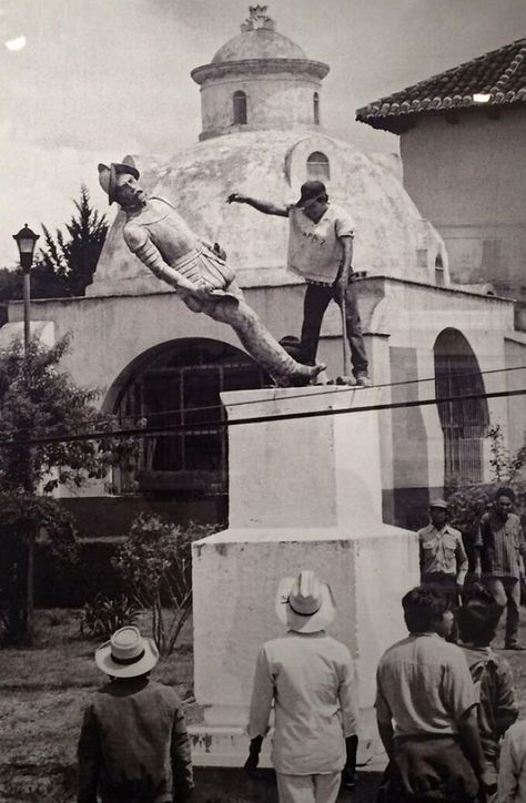 Marxism Leninism, Revolutionary Art, Colorized History, Mexico People, Statue Of, Mexican Revolution, European Explorers, Mexico History, Berenice Abbott