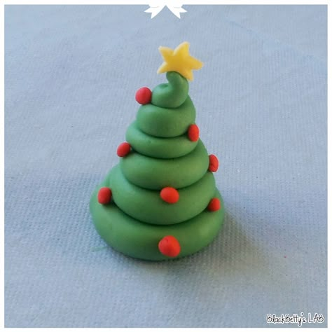 Christmas Tree Clay, Clay Christmas Decorations, Christmas Cake Designs, Christmas Cake Decorations, Christmas Clay, Clay Crafts Air Dry, Polymer Clay Christmas, Christmas Cupcakes, Modeling Clay