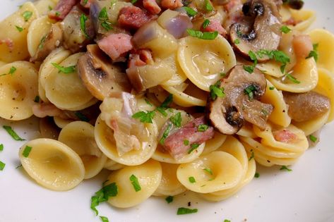 Le orecchiette con melanzane, funghi e pancetta sono un primo piatto ricco e gustoso, ideale da consumare durante un pranzo in famiglia e ottimo da accompagnare con un buon vino rosato. Vediamo come prepararle Pasta Salad, Street Food, Potato Salad, Spaghetti, Food And Drink, Salad, Pasta, Ethnic Recipes