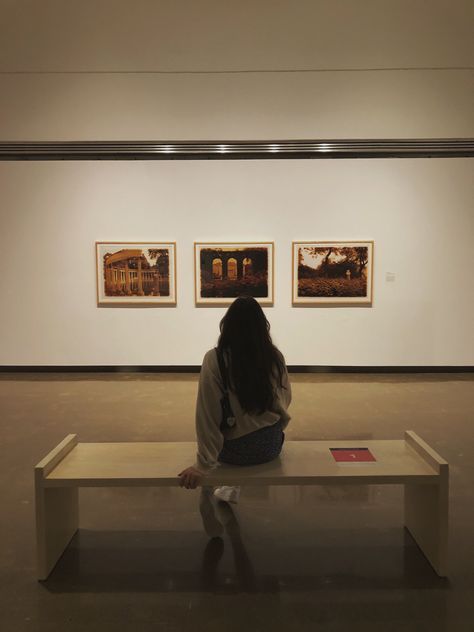 Museum Pose, Museum Pics, Gallery Outfit, Ava Chen, Art Gallery Outfit, Museum Date, Museum Photography, Museum Aesthetic, Selfie Poses Instagram