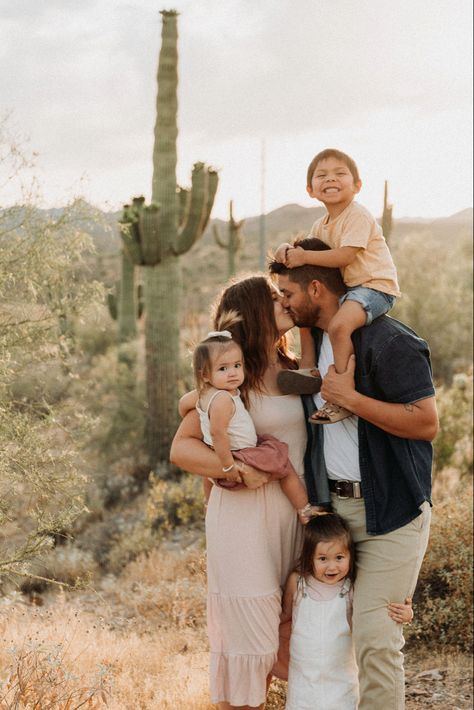 3 Under 3, Christmas Outfits For Family Pictures, Desert Photoshoot, Family Photoshoot Poses, Family Portrait Poses, Family Nature, Photography Poses Family, Family Photo Pose, Fall Family Pictures