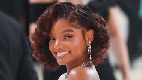 Chole Bailey Loc Styles, Halle Bailey Hairstyles, Chloe Bailey Hair, Halle Bailey Locs, Loc Baddie, Halle Bailey Hair, Halle Aesthetic, Met Gala Hair, Hair Theory