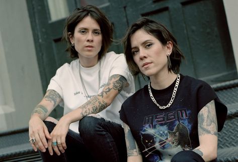 HAPPY 40th BIRTHDAY to TEGAN and SARA QUIN!! 9/19/20 Canadian indie pop band formed in 1998 in Calgary, Alberta, composed of identical twin sisters Tegan Rain Quin and Sara Keirsten Quin. Both musicians are songwriters and multi-instrumentalists. Indie Pop Bands, Tegan And Sara, Perfect Music, Riot Grrrl, Queer Fashion, Identical Twins, Indie Pop, Mode Inspo, Indie Rock