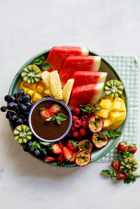 Fruit plate with coconut chocolate ganache Coconut Fruit, Fruit Platters, Fruit Platter Designs, Summer Salads With Fruit, Coconut Chocolate, Fruit Dip, Simply Delicious, Fruit Platter, Fruit Plate