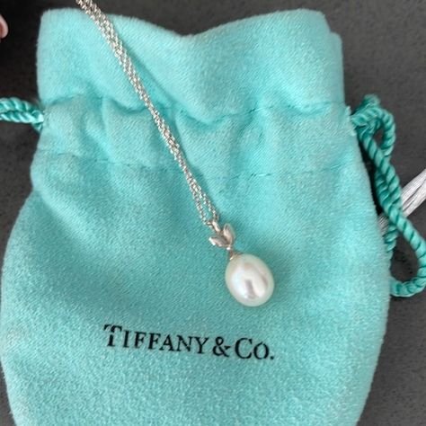 Tiffany and co necklace pearl Tiffany And Co Pearl, Tiffany Pearl Necklace, Tiffany Pearls, Silver Pearl Jewelry, Tiffany And Co Necklace, Pearl Drop Necklace, Pearl Shop, Necklace Pearl, Tiffany And Co