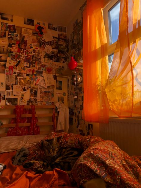 Orange Aesthetic Room Ideas, Orange House Aesthetic, Red And Orange Bedroom, Peach Room Ideas, Bedroom Curtains Aesthetic, Healing Bedroom, Orange Room Aesthetic, Orange Bedroom Aesthetic, Groovy Room