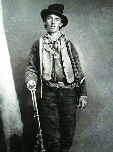 July 14, 1881. Billy the Kid had come to the Maxwell house at Fort Sumner to cut a slice of meat. He was barefooted, carrying his pistol and a knife. He noticed the door to Pete Maxwell’s bedroom was slightly open and he entered. Historical Cowboy, William H Bonney, Old West Outlaws, Pat Garrett, Wild West Outlaws, Famous Outlaws, Old West Photos, Billy Kid, Western Hero