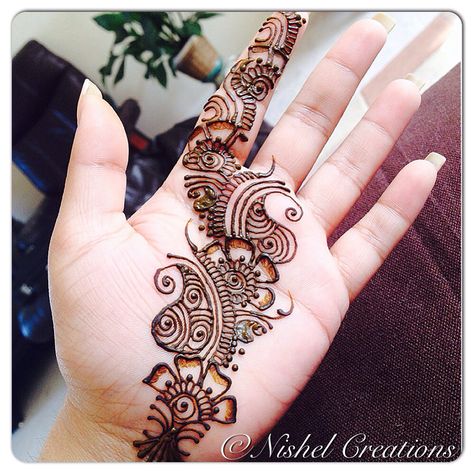 Pinterest // @alexandrahuffy ☼ ☾ Single Line Mehendi Designs, Line Mehendi, Henne Tattoo, Bridal Mehendi Designs Hands, Simple Henna Tattoo, Mehndi Design Pictures, Henna Tattoo Designs Simple, Beautiful Henna Designs, Full Hand Mehndi Designs