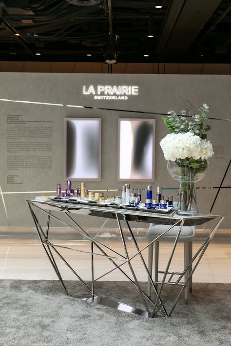 Go for gold with La Prairie. The Swiss luxury skincare brand collaborated with artist Carla Chan to develop its first foray into NFTs with an AR rendering of the Swiss Alps and to celebrate its newest nighttime innovation, Pure Gold Radiance Nocturnal Balm. La Prairie Skincare, Luxury Skincare Brands, La Prairie, Swiss Luxury, Going For Gold, Pure Gold, Luxury Skincare, The Balm, Health And Beauty