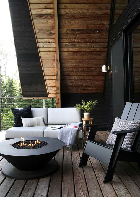 Cabin Patio Furniture, Outdoor Cabin Furniture, Cabin Balcony Ideas, Cabin Deck Furniture, Cabin Patio Ideas, Cabin Outdoor Ideas, Black Cabin Interior, Cabin Deck Ideas, Cabin Balcony