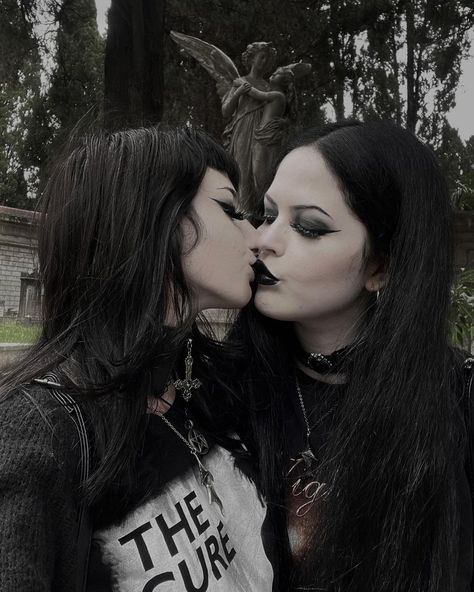 Goth Couple Aesthetic, Couple Aesthetic Outfits, Punk Couple, Chica Punk, Emo Couples, Goth Gifts, Grunge Couple, How To Impress, Elvira Mistress Of The Dark