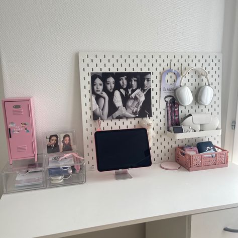 kpop rooom pink desk set up organized room Nana Room Decor, Pink Desk Set, Nana Room, Skådis Ikea, Organized Room, Kpop Desk, Ikea Pegboard, Pegboard Ideas, Dream Desk