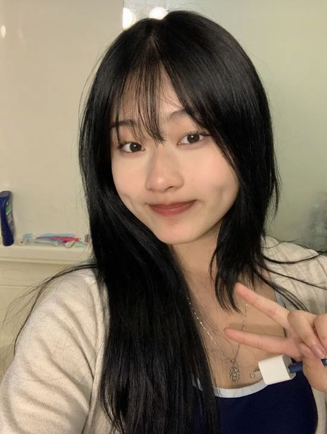 Fringe Hairstyles Round Face Asian, Bangs For Square Face Asian, Hair Inspo Big Forehead, Best Bangs For Big Forehead, Small Forehead With Bangs, Wispy Forehead Bangs, Bangs For Big Face, Wispy Bangs On Small Forehead, Haircuts For Wide Forehead