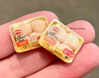 Mini Choses, Kitchen Miniature, Dollhouse Holiday, Food Miniatures, Miniature Dollhouse Food, Small Food, Kitchen Artwork, Miniature Tea Set, Mini Doll House