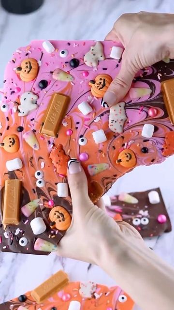 Pastel Halloween Food, Colorful Halloween Party, Pink Halloween Food, Halloween Party Candy Bar, Pink Halloween Treats, Chocolate Covered Graham Crackers Halloween, Halloween Treats With Sprinkles, Halloween Crackers, Halloween Bark Candy