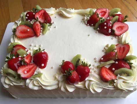 Strawberry cake Super Torte, Fresh Fruit Cake, Patisserie Fine, Strawberry Cakes, Pretty Birthday Cakes, Icing Recipe, Savoury Cake, White Cake, Sheet Cake