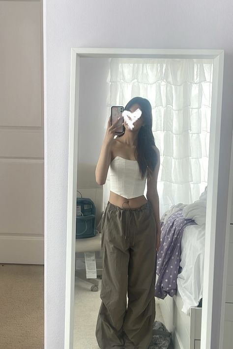 Parachute Pants Sweater Outfit, Cute Outfits With Parachute Pants, Ways To Style Parachute Pants, Dark Grey Parachute Pants Outfit, Small Top Baggy Pants Outfit, Khaki Parachute Pants Outfit, Cream Parachute Pants Outfit, Big Pants Outfit Aesthetic, Parasut Pants Outfit