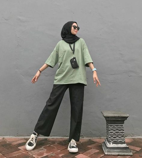 Hijab Tshirt Outfits, Baggy Tshirt Outfit, Oversize Tshirt Outfits, Modest Casual Outfits, Class Outfit, Street Hijab Fashion, Muslim Outfits Casual, Clothes Korean Style, Style Hijab