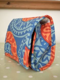 Towelling toiletries bag | Soresourceful Toiletry Bag Pattern, Clutch Pattern, Hanging Toiletry Bag, Picture Tutorial, Camping Holiday, Bag Pattern Free, Sewing Bags, Diy Bags Purses, Sewing Purses