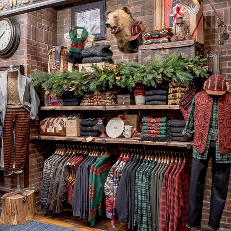 Vintage Clothing Display, Boutique Clothing Store Design, Clothing Booth Display, Retail Wall Displays, Country Store Display, Boutique Store Displays, Gift Shop Displays, Fashion Window Display, Clothing Store Interior