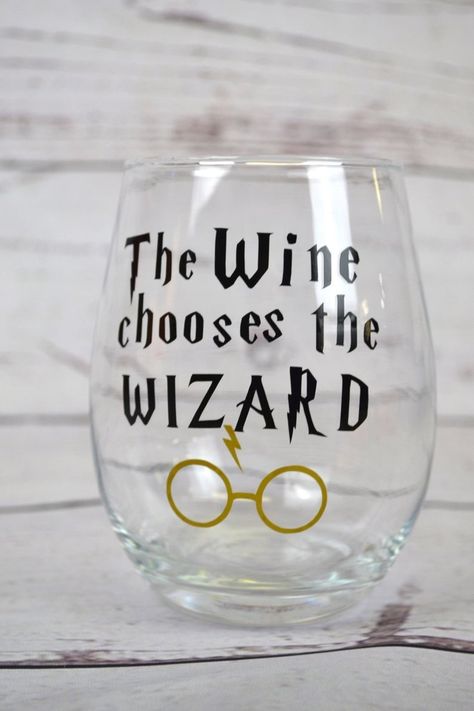 Harry Potter Wine Glasses, Cricut Wine Glasses, Glitter Wine Glasses Diy, Cute Wine Glasses, Wine Glass Sayings, Glitter Wine Glasses, Wine Glass Designs, Diy Wine Glasses, Custom Starbucks Cup