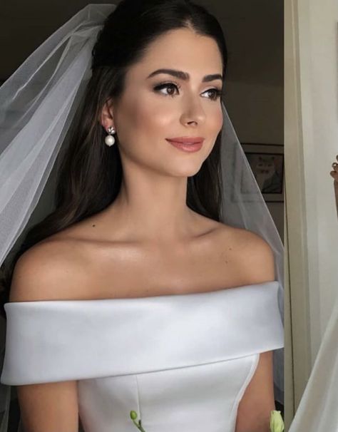 Bridal Hair Brunette Veil, Bridal Head Band With Veil, Elegant Bridal Hair With Veil, Wedding Big Hair, Classic Wedding Makeup For Brown Eyes, Bridal Hair Half Up Brunette Front View, Soft Glam Bridal Makeup Brown Eyes Pale Skin, Bride With Glasses Makeup, Pale Wedding Makeup