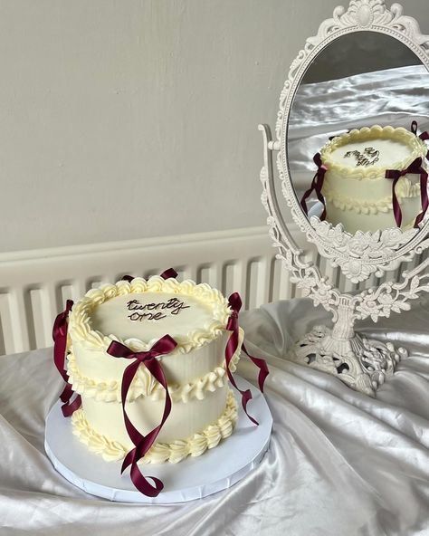 Burgundy Cake Ideas, Burgundy Birthday Cake, Burgundy Cakes, Maroon Cake, Red Vintage Cake, Burlesque Cake, 17th Cake, Cake Photo Ideas, Burgundy Cake