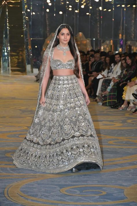 Alia Bhatt Manish Malhotra, Neetu Bisht Wedding Lehenga, Lengha Dupatta Draping Style, Lehenga Manish Malhotra, Dupatta Draping Style, Neetu Bisht, Dupatta Draping Styles, Ethnic Fashion Indian, Dupatta Draping