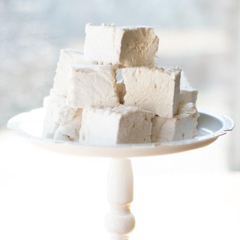 Trying to avoid sugary treats during the holiday season can be a big challenge, especially if you have children who are craving something sweet (not to mention yourself). Instead, why not get creative in the kitchen with one of our healthier options. Here's our recipe for Healthy Homemade Gelatin Marshmallows. Tell us Gelatin Marshmallows, Paleo Frosting, Benefits Of Gelatin, Healthy Marshmallows, Feingold Diet, Marshmallow Desserts, Homemade Marshmallow Recipe, Marshmallow Recipe, Homemade Marshmallow