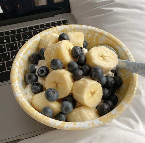 banana blueberry breakfast food aesthetic Low Fodmap Foods, Low Fodmap Fruits, Better Gut Health, Fodmap Foods, Blueberry Breakfast, Yummy Salad Recipes, Healthy Lifestyle Food, Irritable Bowel, Banana Blueberry