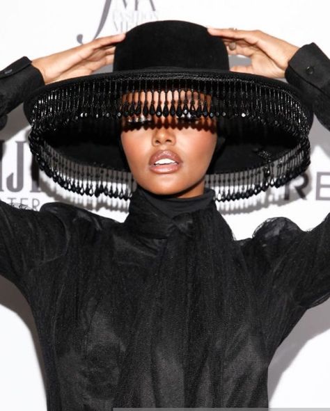 Halima Aden, Streets Of New York, Credit Tips, Stylish Celebrities, Concert Looks, Fancy Hats, Foto Art, Looks Street Style, Best Dressed