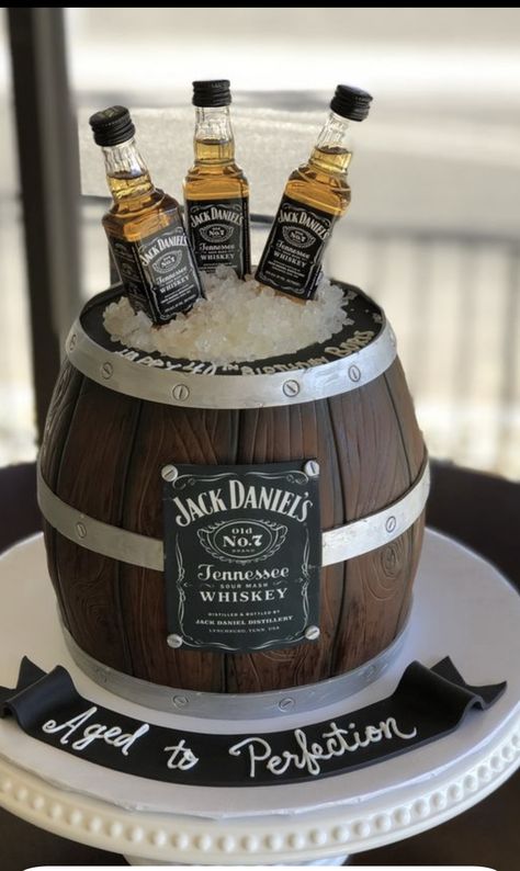 Jack Daniels Cake Design, Beer Shaped Cake, Jack Daniels Torte, Bolo Jack Daniels, Whiskey Barrel Cake, Birthday Cake Beer, Beer Bottle Cake, Jack Daniels Cake, Jack Daniels Whiskey Barrel