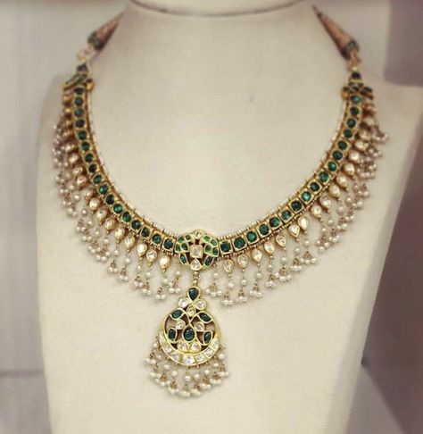 Pachala Haram Designs, Polki Haram, Emerald Jewellery, Rajputi Jewellery, Indian Wedding Jewelry Sets, Neck Pieces Jewelry, Antique Necklaces Design, Gold Jewelry Simple Necklace, Antique Jewellery Designs