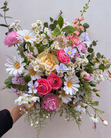 Flower Recipes Bouquet, Wildflower Prom Bouquet, Colorful Wedding Aesthetic, Homecoming Flowers, Basket Flowers, Fantastic Flowers, Flower Boquet, Flowers Instagram, Boquette Flowers