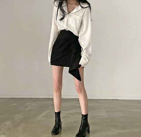 Solid Skirt, Miniskirt Outfits, Mode Inspo, 가을 패션, Streetwear Women, Korean Outfits, Two Piece Dress, Style Chic, Two Piece Sets