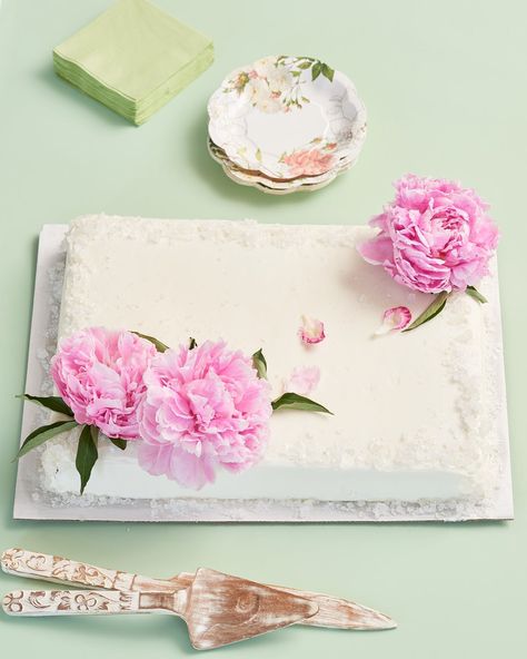 3 Ways to Turn a Grocery Store Cake into a Wedding Cake — Supplies Plain sheet cake in desired flavor Rock candy Fresh flowers — peonies or ranunculus Directions: Use a small mallet or rolling pin to gently crack the rock candy into smaller crystals. Gentle press these crystals onto the edge/corners of the cake. Top the cake with a fresh peonies placed in two corners of the cake. Costco Sheet Cake, Grocery Store Cake, White Sheet Cakes, Cakes With Flowers, Wedding Sheet Cakes, Half Sheet Cake, How To Make Wedding Cake, Thematic Cake, Flowers Peonies