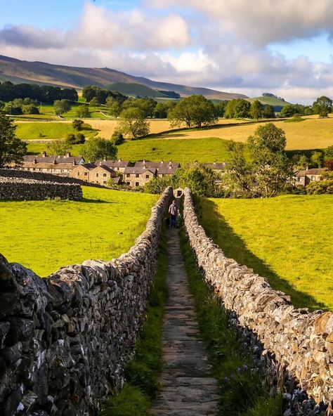 Photos Of Britain 🇬🇧 on Instagram: “Anyone else love long dry stone walls in the beautiful Yorkshire countryside? 🥰 There are estimated to be over 5,000 miles of walls in the…” Competition Painting, Stretching Back, Uk Landscapes, British Landscape, Uk Summer, Dry Stone Wall, Dry Stone, Stone Walls, Yorkshire Dales