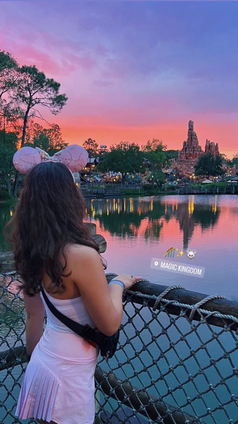 Disney Vacation Pictures, Disney Springs Pictures Ideas, Disney Magic Kingdom Photo Ideas, Disneyland Selfies Ideas, Downtown Disney Aesthetic, Disney Photo Poses, Disney Instagram Post Ideas, Pictures To Take At Disney World, Cute Disney Photos