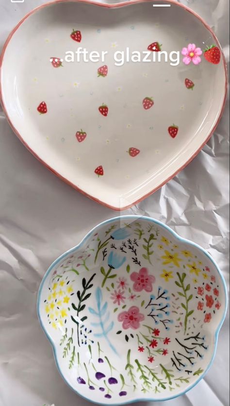 Painting Ideas Tiktok, Painting Pottery Plates, Pottery Painting Ideas, Pretty Pottery, Ceramic Cafe, Diy Pottery Painting, Paint Your Own Pottery, Pottery Painting Designs, Keramik Design