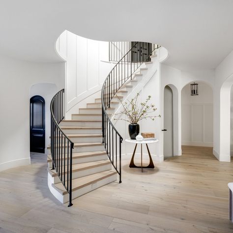 Shannon Weller_Interior Design_Del Mar, California Circular Staircase Design Interiors, Inside Stairs Ideas, Curved Staircase Design, California Home Interior, House Staircase, Stair Railing Design, Stair Remodel, Boutique Interior Design, Home Stairs Design