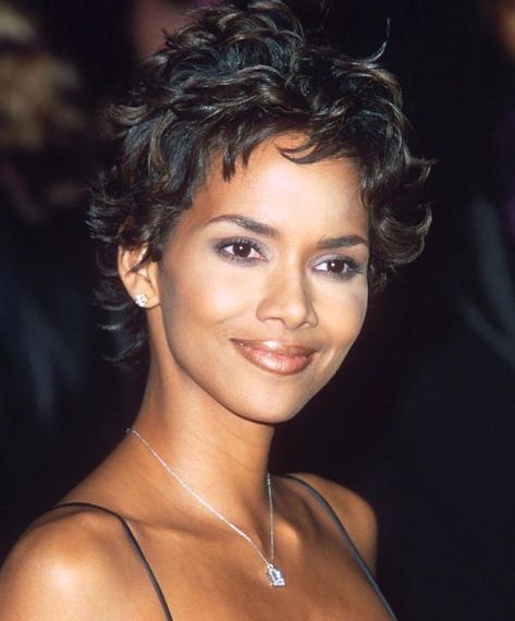 Halle Berry Hairstyles Pixie Cuts, Hally Berry Short Hair Pixie Cuts, Halle Berry Short Hair Pixie, Pixie Hairstyles Halle Berry, Halle Berry Undercut, Halle Berry Short Hair, Hally Berry, Haircut Gray Hair, Short Wavy Pixie