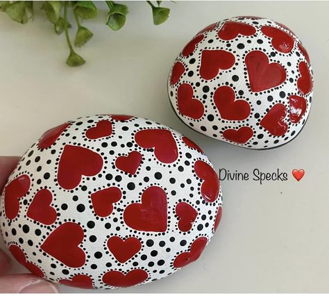 Rock Animals, Easter Decor Ideas, Rock Flowers, Diy Rock Art, Stone Art Painting, Painted Rocks Craft, Painted Hearts, Happy Stones, Painted Rocks Diy