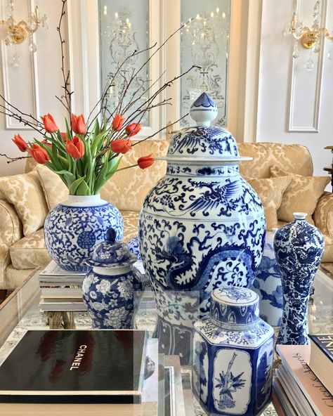 Vases Decor Ideas, Vases Clay, Blue And White Vases, Gold Couch, Chinoiserie Vases, Round Vases, Vases Ideas, Black Vases, Chinoiserie Table