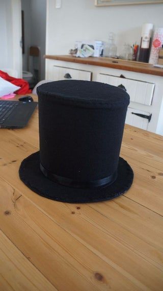 Christmas Hats Ideas Diy, Circus Top Hat, Snowman Hat Diy, Diy Christmas Hats, Top Hat Costume, New Years Hat, Hat Template, Steampunk Top Hat, Black Top Hat