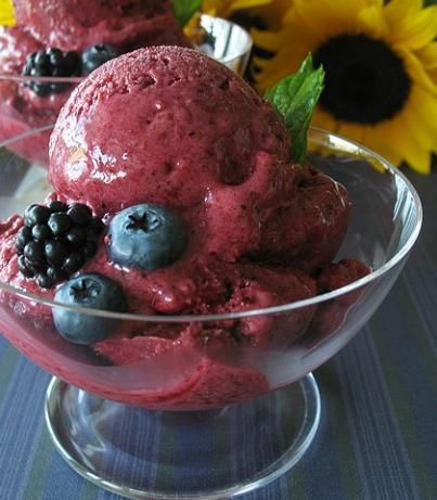 Fruit Frozen Yogurt Fruit Frozen Yogurt, Blueberry Frozen Yogurt, Frozen Yogurt Blueberries, Best Ice Cream Maker, Strawberry Frozen Yogurt, Frozen Yogurt Recipes, Blueberry Ice Cream, Fruit Yogurt, Blueberry Lemonade